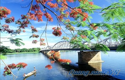 Bên dòng sông hương