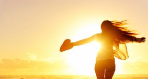 Cô gái à, hãy đứng dậy và bước tiếp đi nhé!