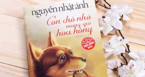 Con Chó Nhỏ Mang Giỏ Hoa Hồng