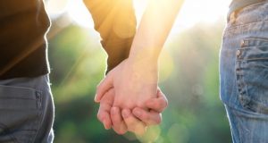 Em chỉ cần một cái nắm tay thôi