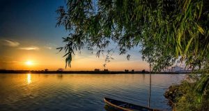 Lặng lẽ bến chờ