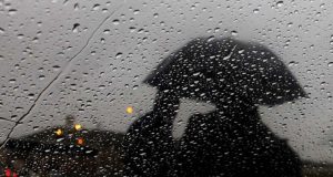 Mưa Chảy Tràn Qua Mặt