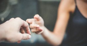 Đừng cố níu kéo duyên phận đã đến lúc tàn