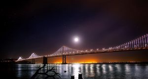 Trăng Trôi Chân Cầu